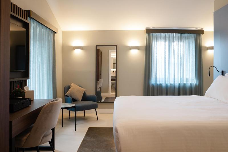 Double or Twin Room image 4