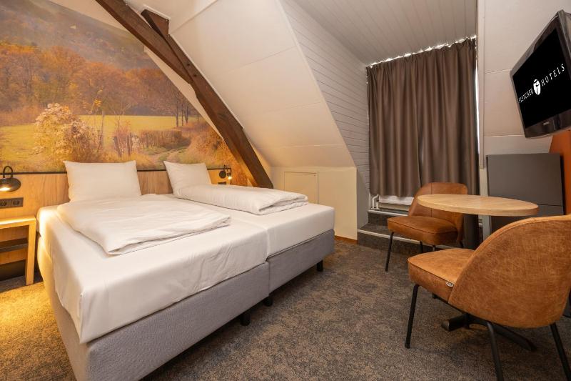 Small Double Room with Shower  image 1