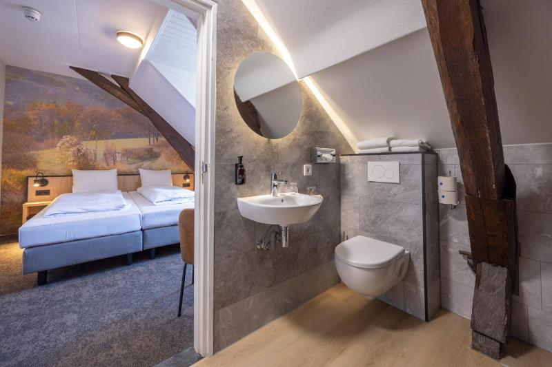 Budget Twin Room image 4
