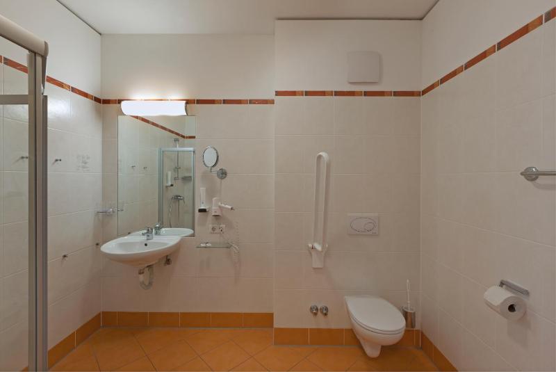 Double Room image 3