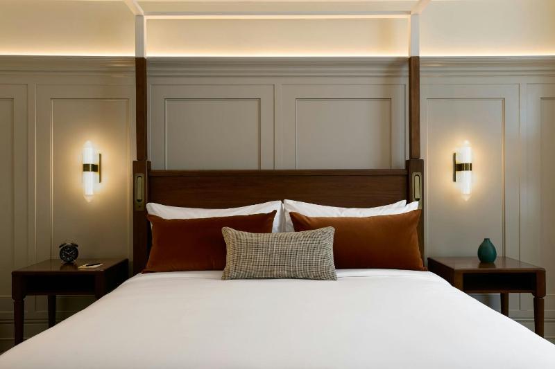 Junior King Suite image 4