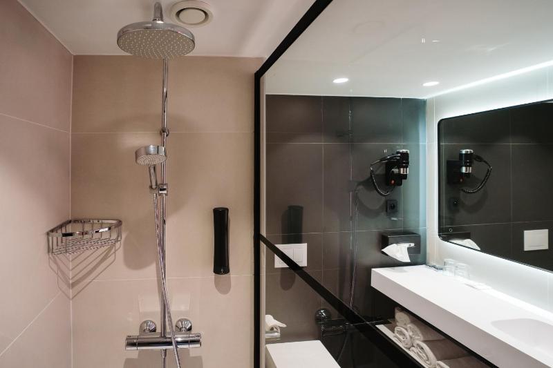 Deluxe Room image 2