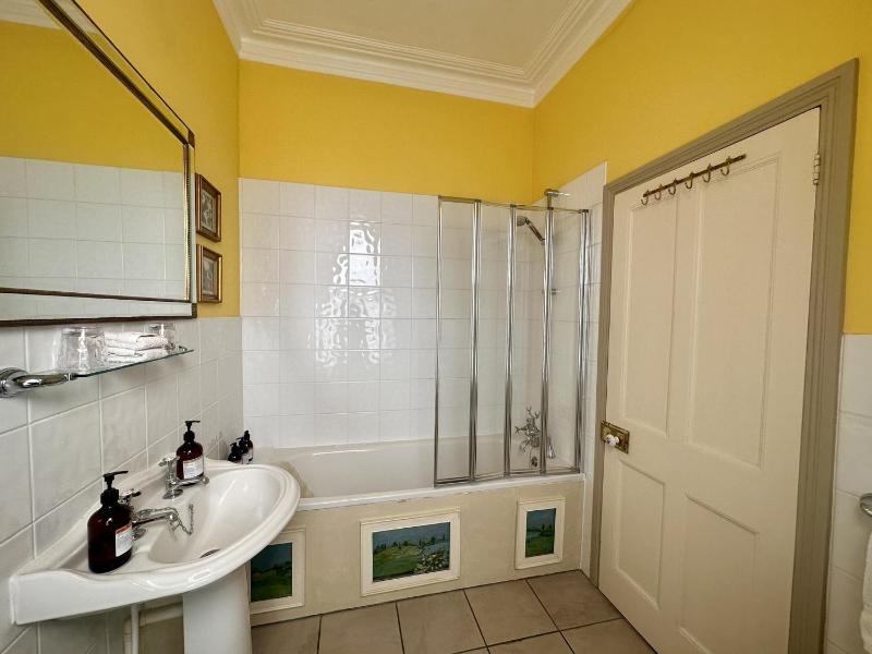 King Room image 4