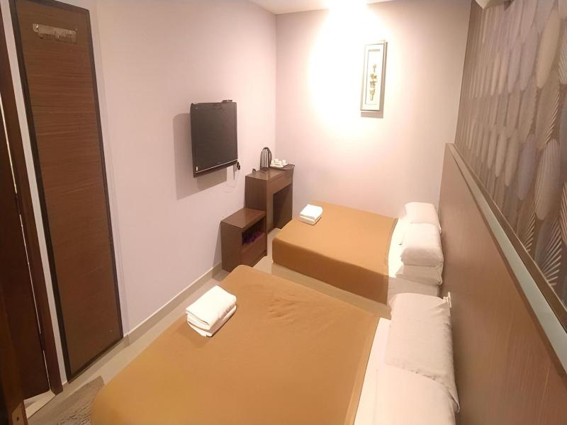Deluxe Twin Room image 1