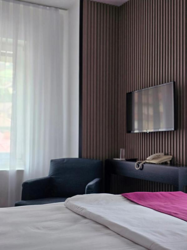 Double Room image 3