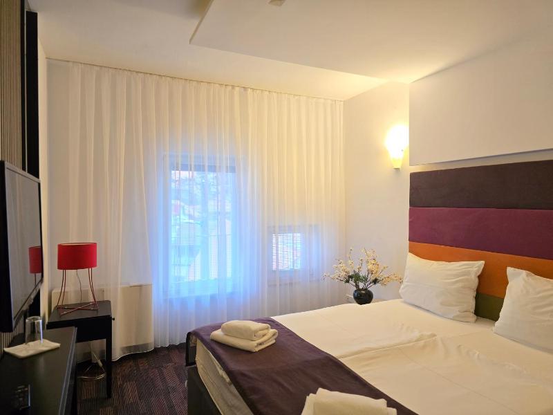 Twin Room image 3