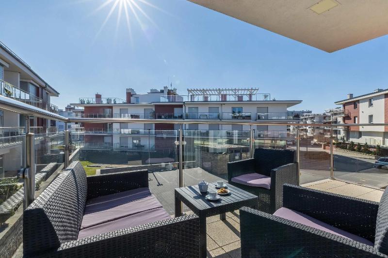 Morska Wygodny Apartament z Parkingiem by Noclegi Renters - image 8