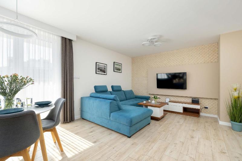 Morska Wygodny Apartament z Parkingiem by Noclegi Renters - image 11