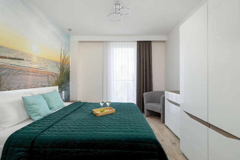 Morska Wygodny Apartament z Parkingiem by Noclegi Renters - image 9