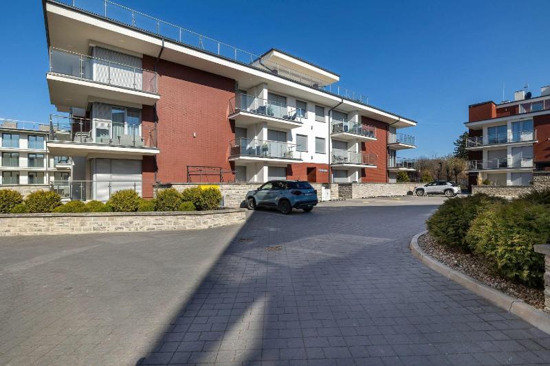 Morska Wygodny Apartament z Parkingiem by Noclegi Renters - image 2