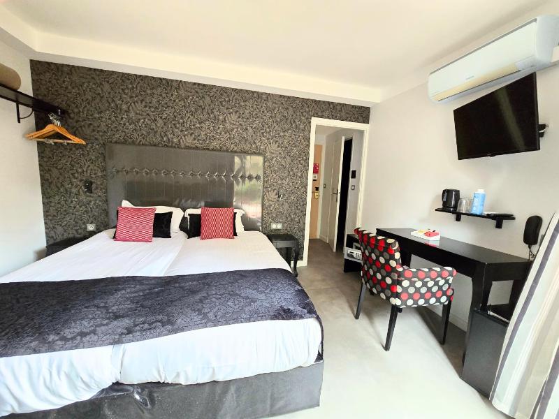 Double or Twin room with corner bathtub and terrace  image 3