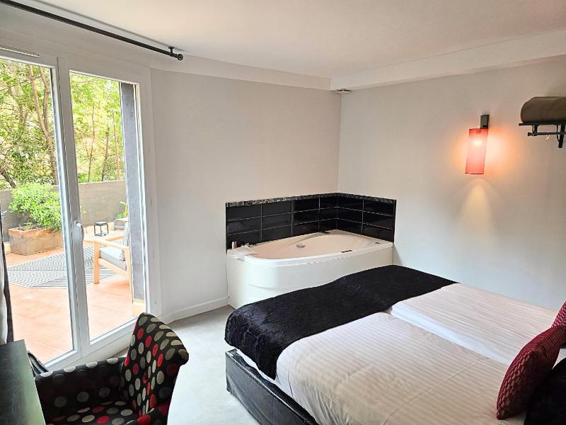 Double or Twin room with corner bathtub and terrace  image 2