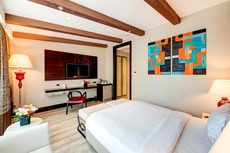 Deluxe King Room image 1