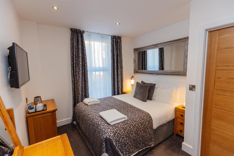 Queen Room image 3