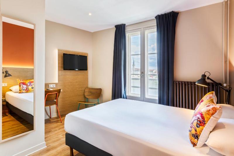 Standard Double Room with River View image 1