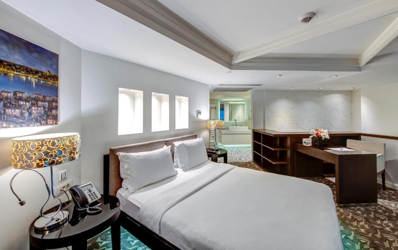 Duplex Superior  Suite with City View  image 1