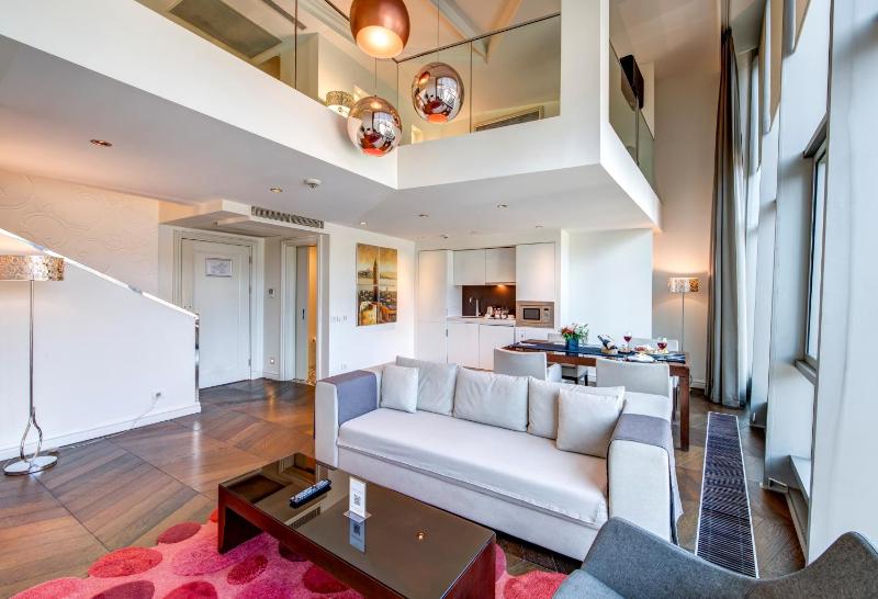 Duplex Superior  Suite with City View  image 4