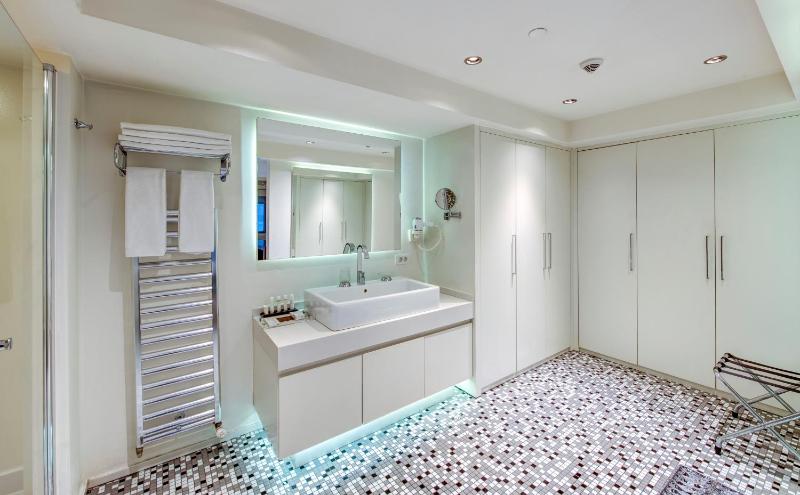 Duplex Superior  Suite with City View  image 3