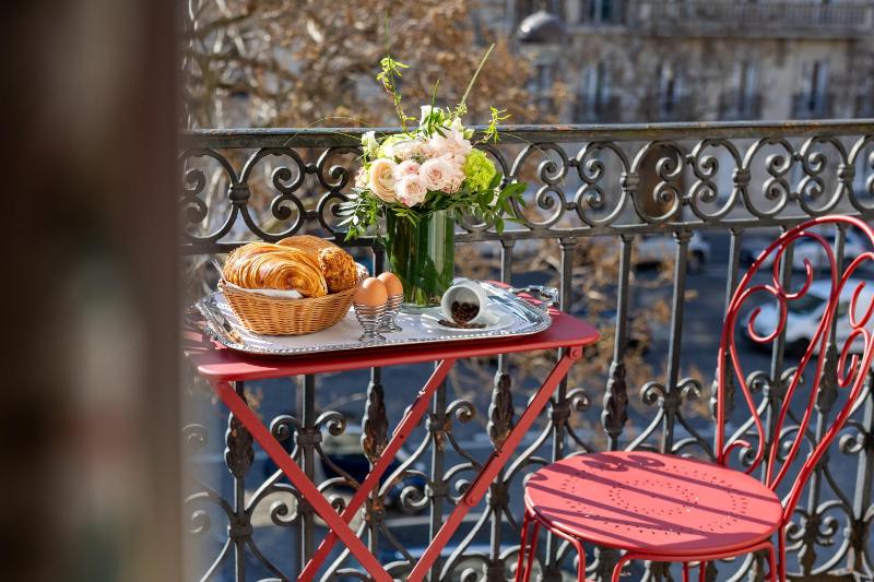 Standard Twin Room with Arc de Triomphe View image 2