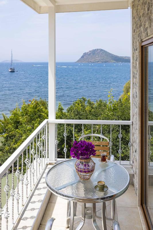 Deluxe Double Room with Side Sea View image 3