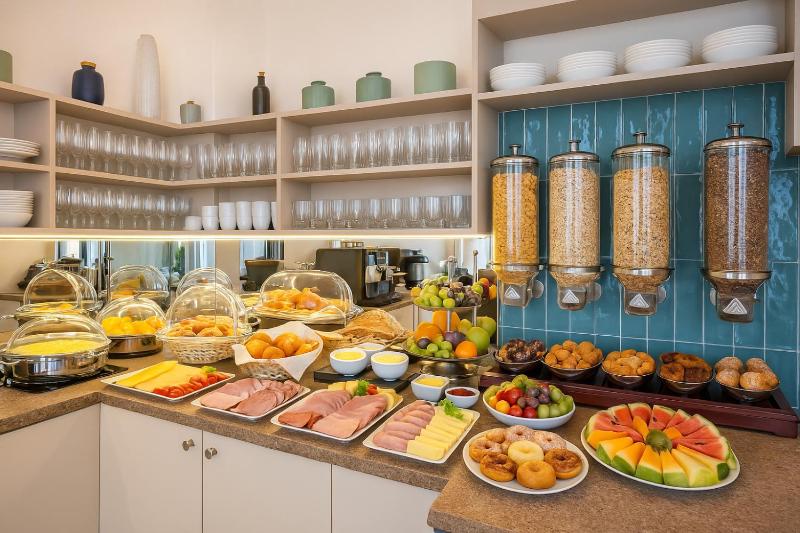 Deluxe Three-Bedroom Apartment image 4