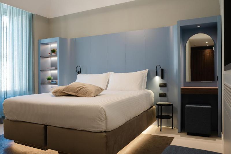 Deluxe Double or Twin Room image 2