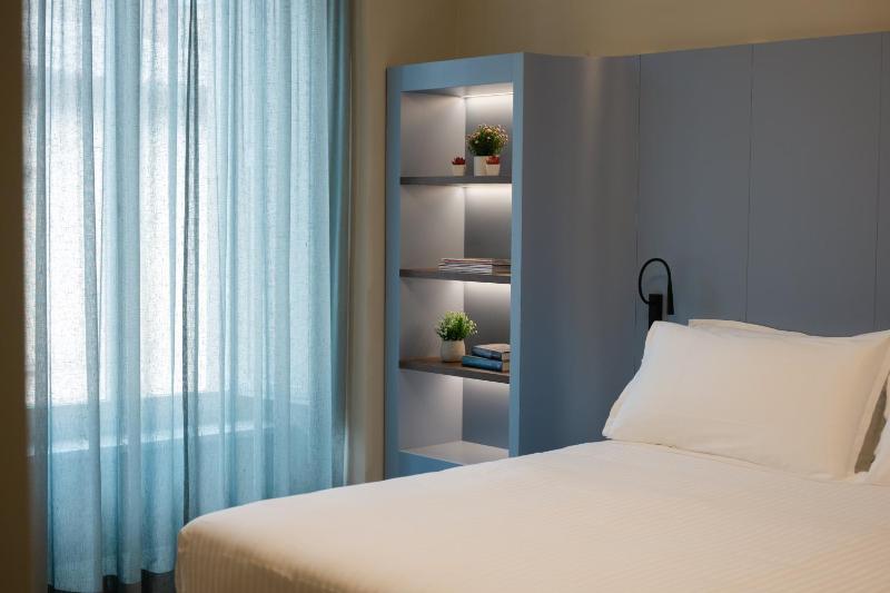 Deluxe Double or Twin Room image 4