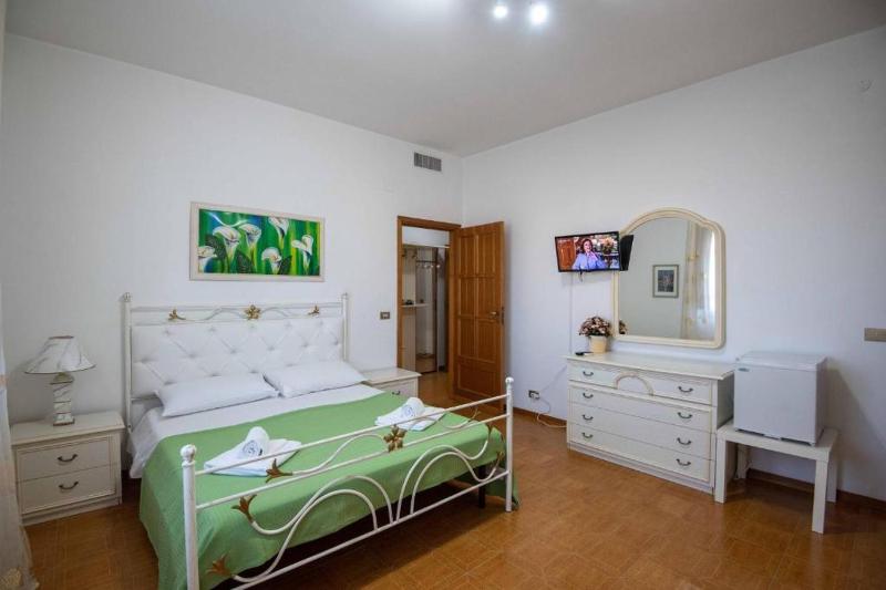 Deluxe Room image 3