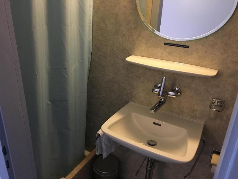 Single Room with Shower image 3