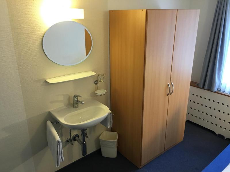 Single Room with Shared Bathroom image 4