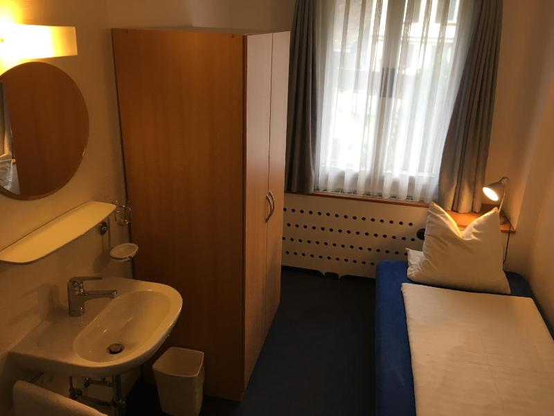 Single Room with Shared Bathroom image 2