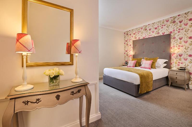 Superior Double Room with Garden View image 3