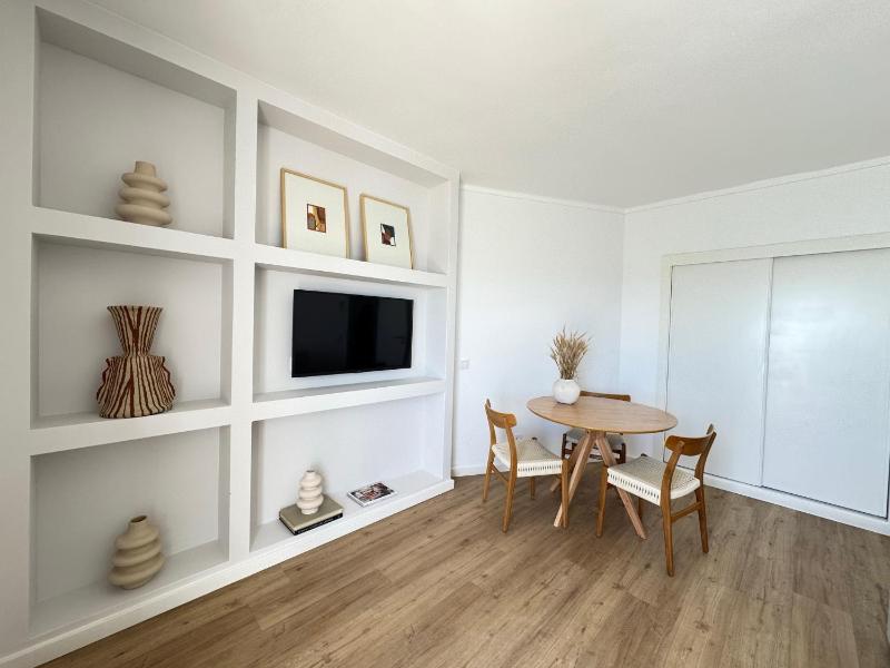 Superior One-Bedroom Apartment with Sea View and Access to the Pool image 4