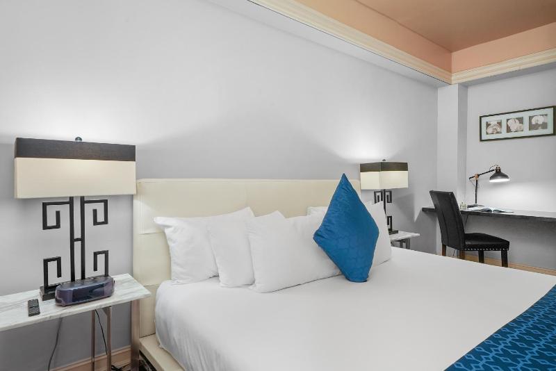 Deluxe One Bedroom King Suite image 3