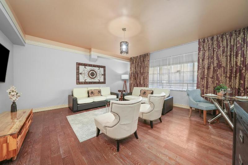Deluxe One Bedroom King Suite image 4
