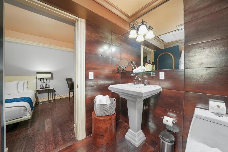 Deluxe One Bedroom King Suite image 2