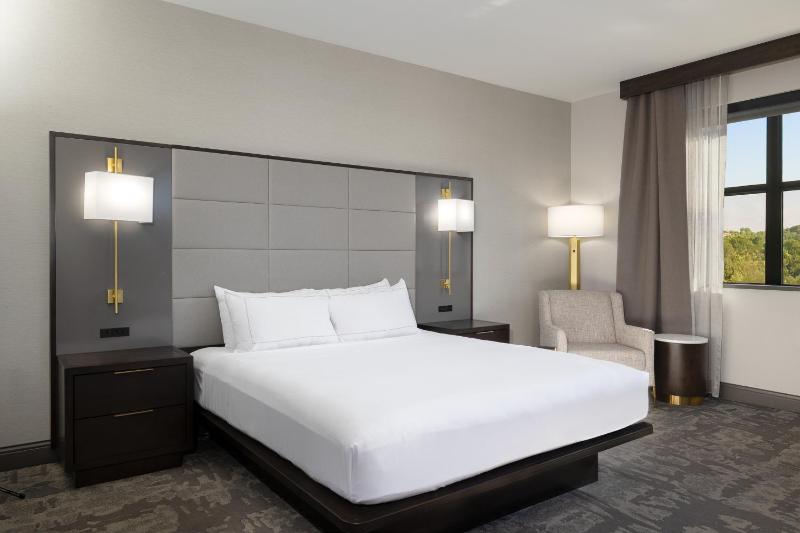 Deluxe King Room - Non-Smoking image 3