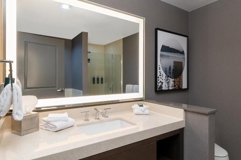 Deluxe King Room - Non-Smoking image 4