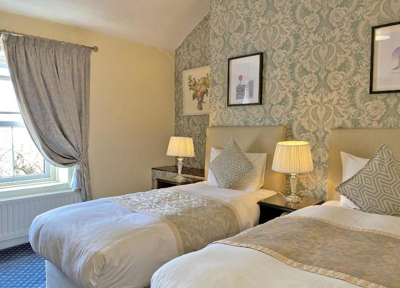 Twin Room image 2
