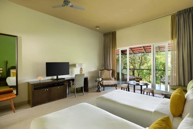 Twin Room with Balcony image 2