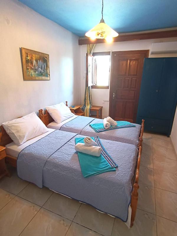Blue Dolphins 2 bedroomed house with court yard - image 9