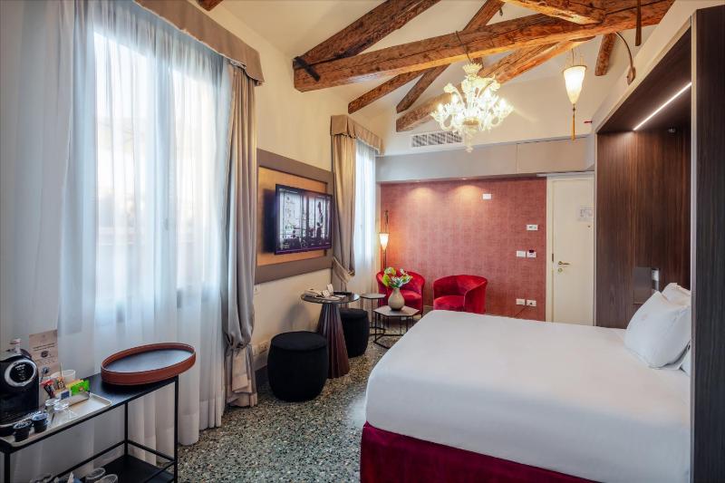 Junior Suite with View and Terrace image 1