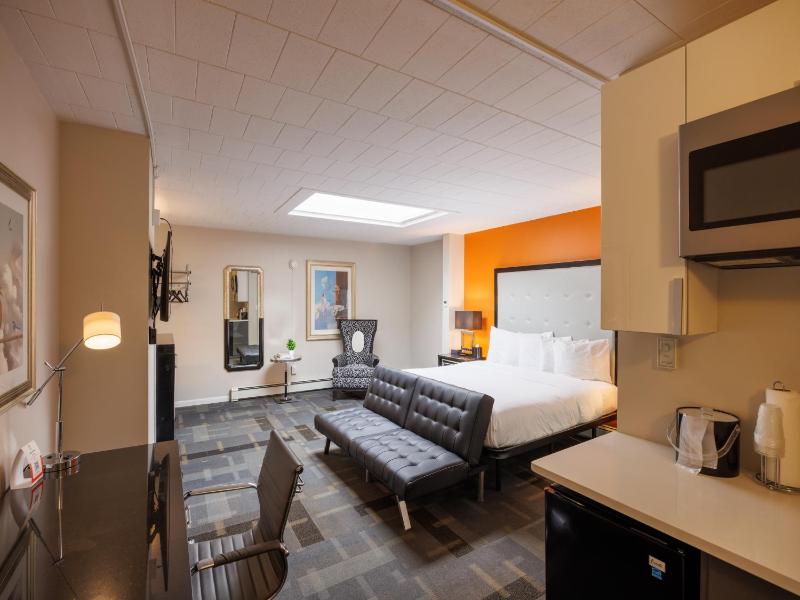 King Studio with Sofa Bed image 1