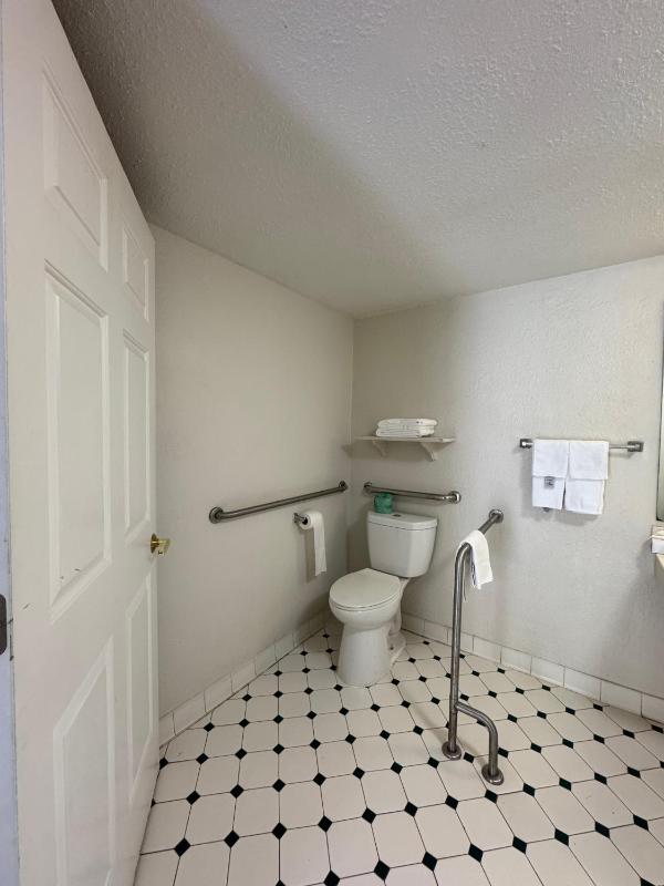 King Room with Roll-in Shower - Mobility Access/Non-Smoking image 2