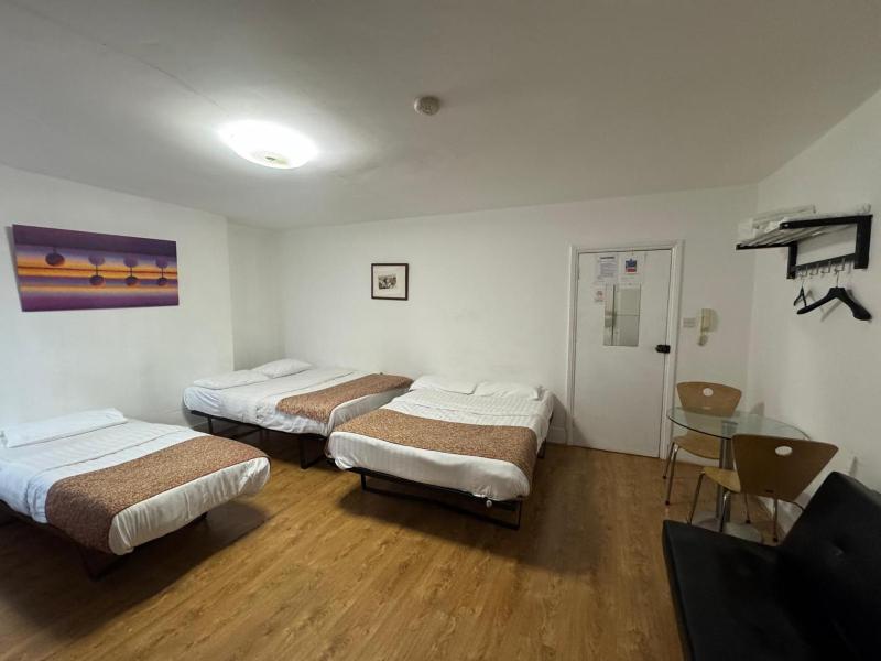 Family Room (6 Adults) with Private Bathroom image 3