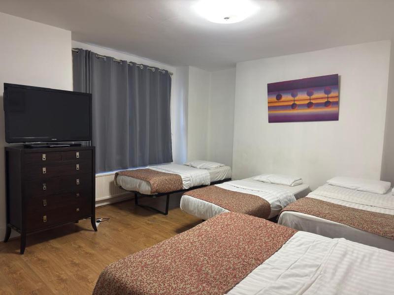 Family Room (6 Adults) with Private Bathroom image 2