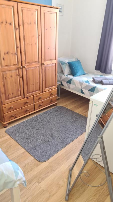 Twin Room image 4