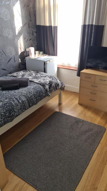 Single Room image 3