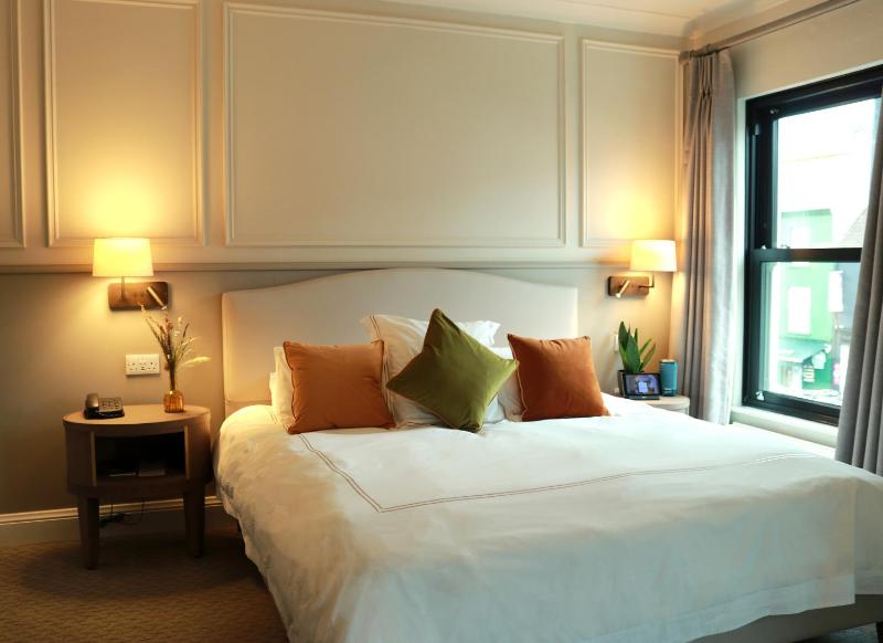 William Street King Room with Sofa Bed image 1