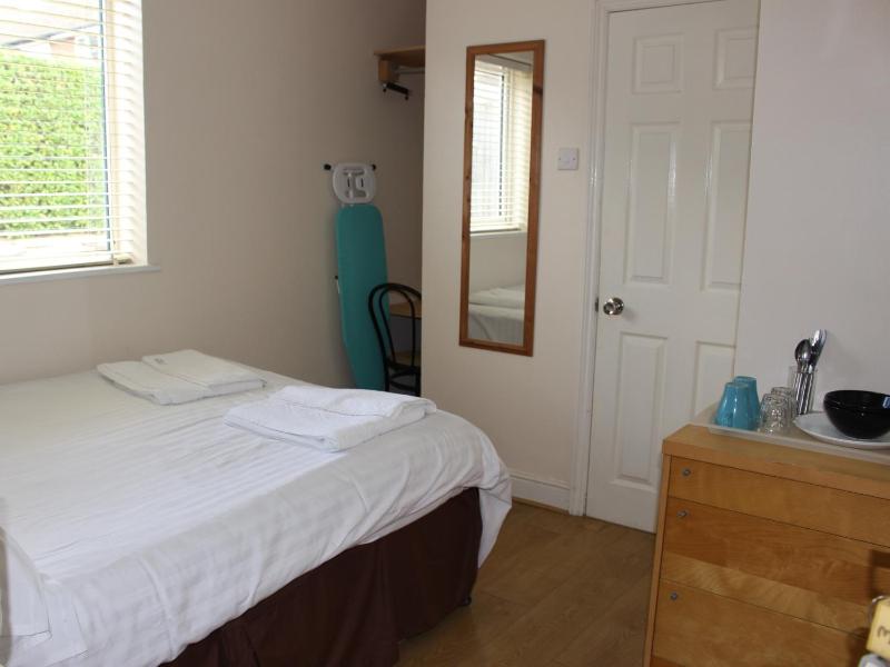 Standard Double Room image 3